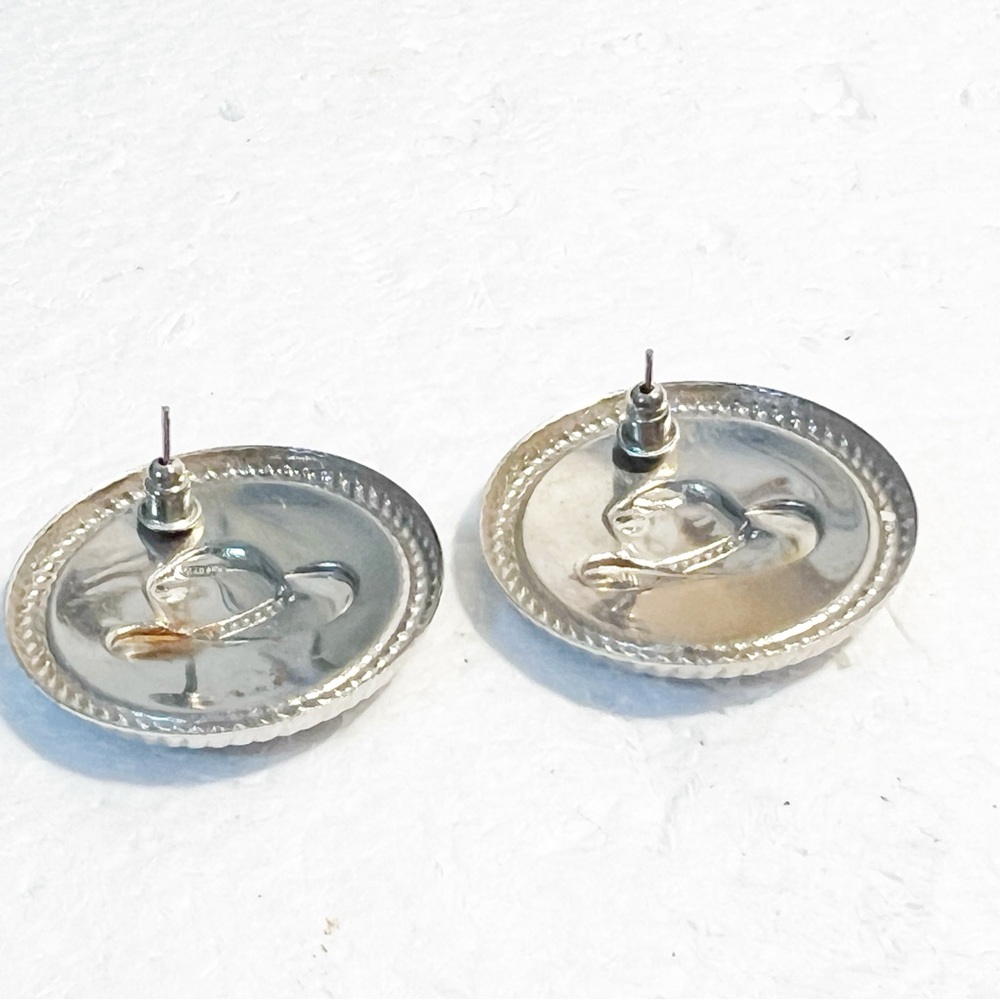 Texas Cowgirl Earrings Enameled Hat  Blue Background Silvertone Trim - Picture 3 of 3